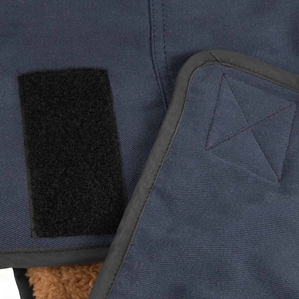 Détails des sangles réglables d’une veste pour chien pour temps froid, assurant un maintien ajusté et sûr pour les chiens actifs.