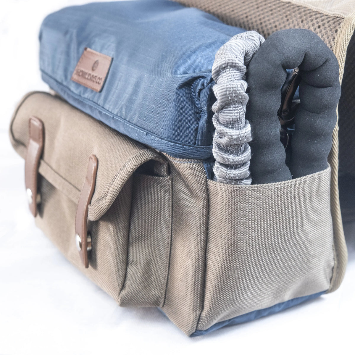 Sac à dos pour chien avec poche latérale pratique pour la laisse et les accessoires.