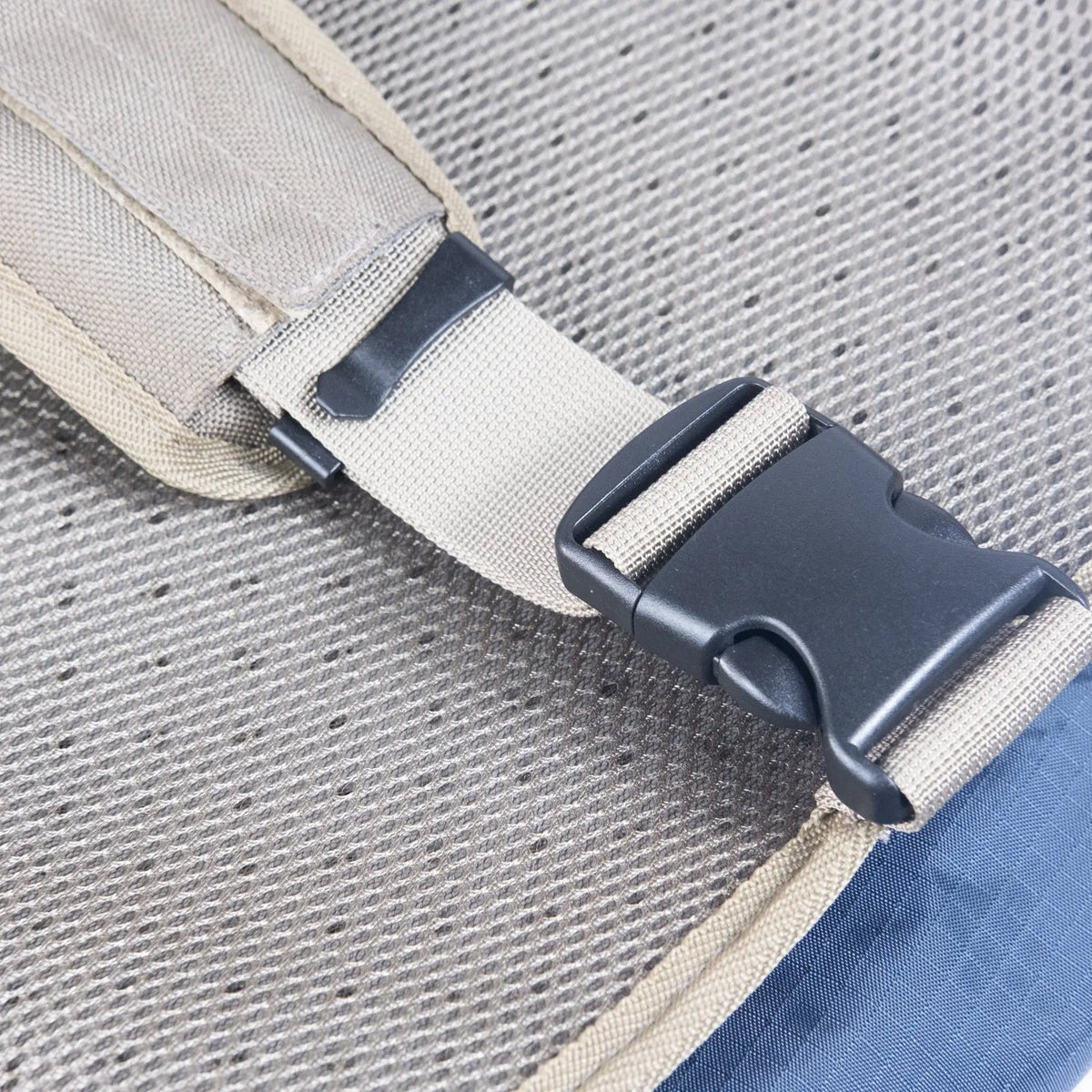 Détail de la boucle de la sangle ventrale d’un sac à dos d’aventure pour chien, pour le confort et la sécurité.