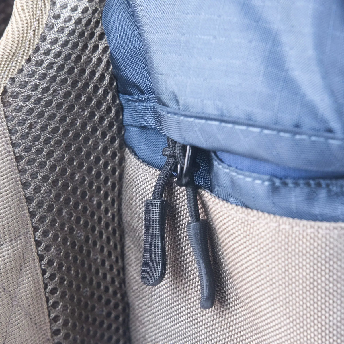 Gros plan du détail de fermeture éclair d’un sac à dos pour chien conçu pour la randonnée et le voyage.