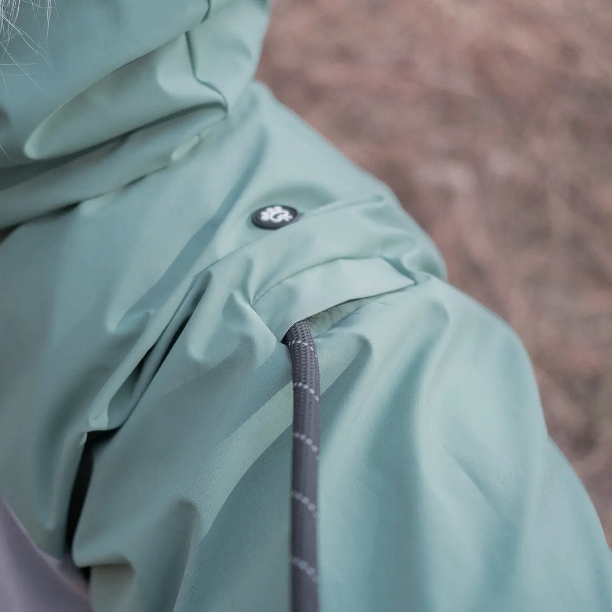 Imperméable pour chien avec ouverture dorsale permettant d’attacher facilement la laisse tout en gardant l’animal au sec pendant les aventures en plein air.
