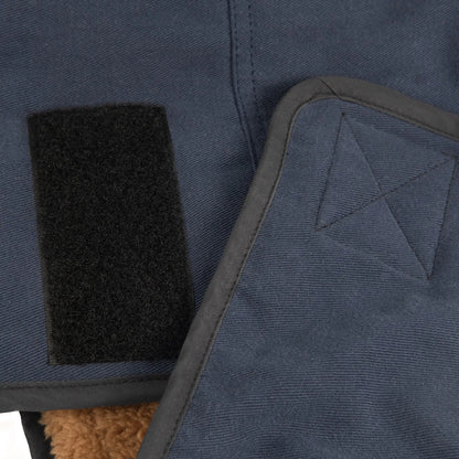 Détails des sangles réglables d’une veste pour chien pour temps froid, assurant un maintien ajusté et sûr pour les chiens actifs.