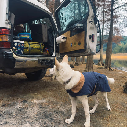 Manteau confortable doublé de polaire pour chiens moyens et grands, en tissu bleu marine avec des poches fonctionnelles alliant style et utilité.