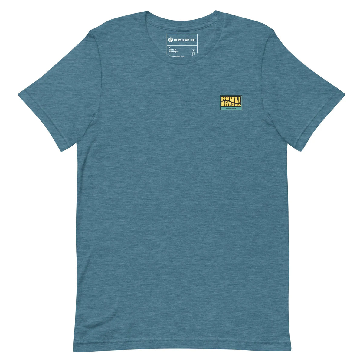 Vue de face du Better Off Surfing Tee bleu-vert, avec un petit motif jaune sur la poitrine.