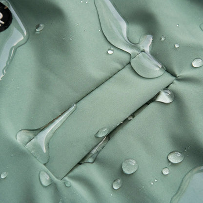 Imperméable pour chien avec des gouttes d’eau sur le tissu, illustrant son design imperméable et protecteur pour les aventures en plein air.
