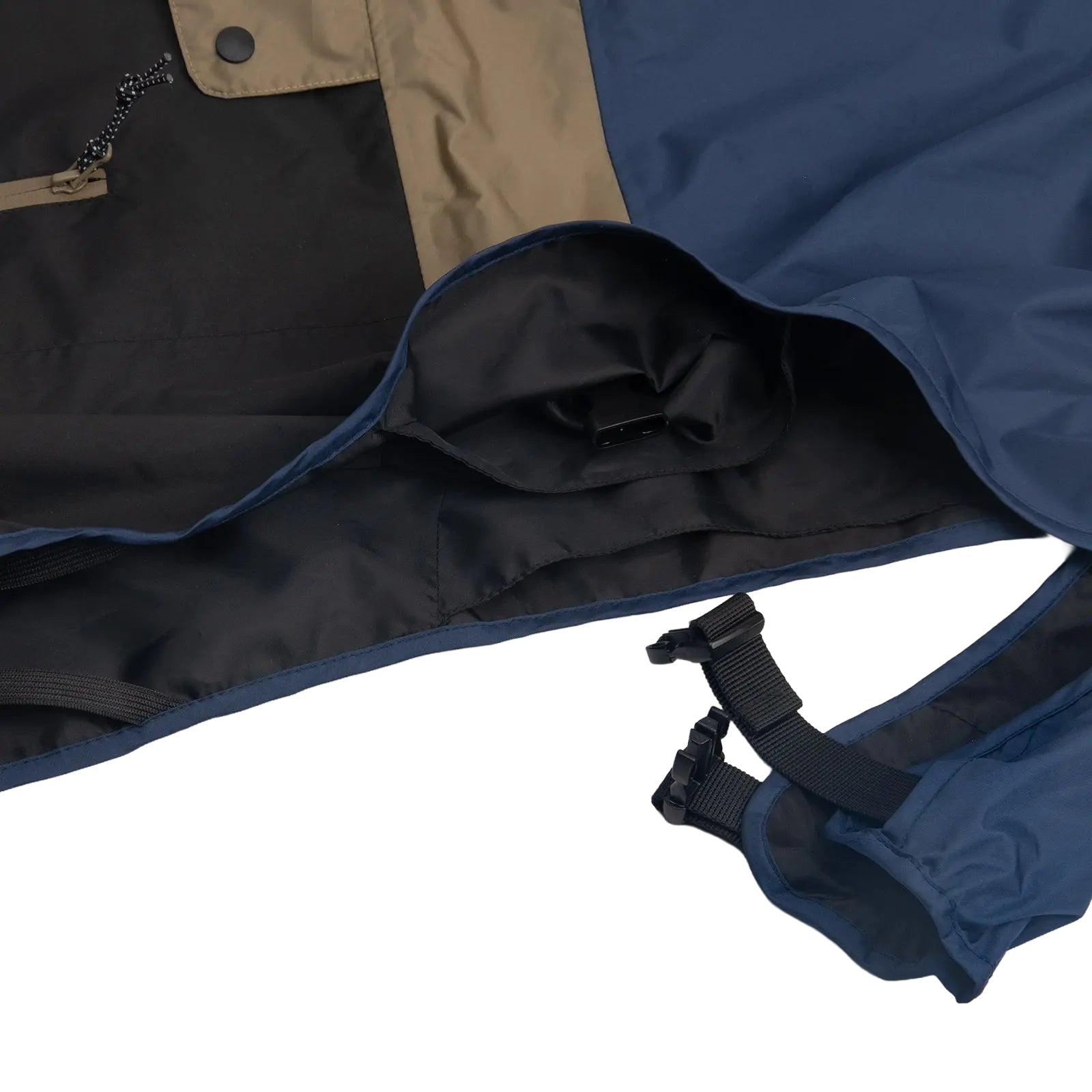 Fermeture de poitrail réglable à clips du manteau imperméable Baja Coastline, assurant un maintien sûr et confortable pour les chiens actifs sous la pluie.