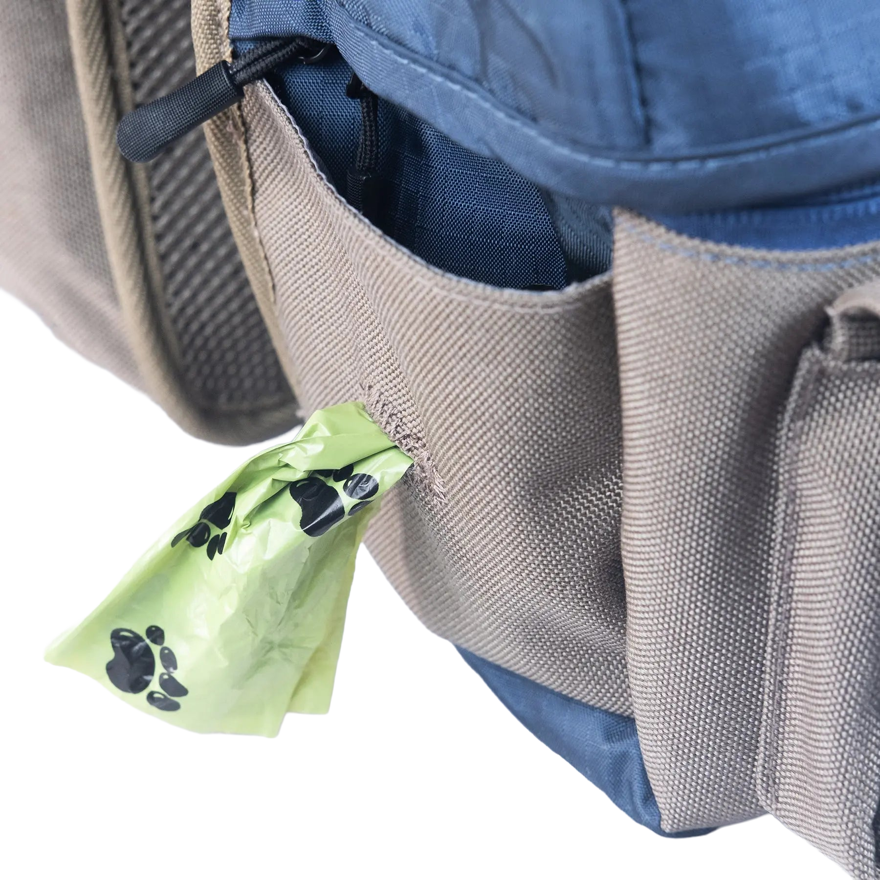Sac à dos pour chien avec poche distributrice de sacs à déjections, idéal pour la randonnée.