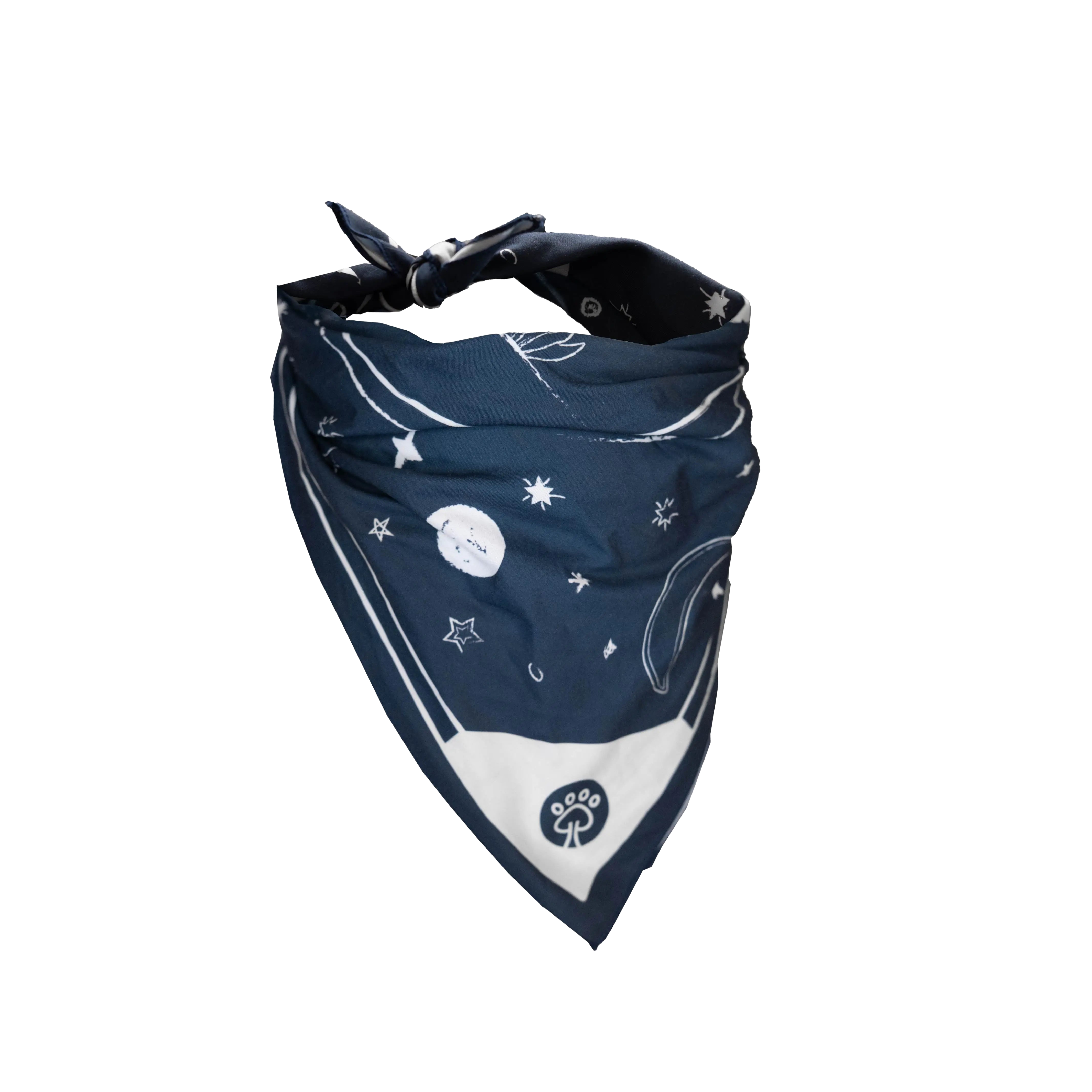 Bandana pour chien Desert Night présenté sur des mannequins invisibles, montrant la coupe et les détails du design.