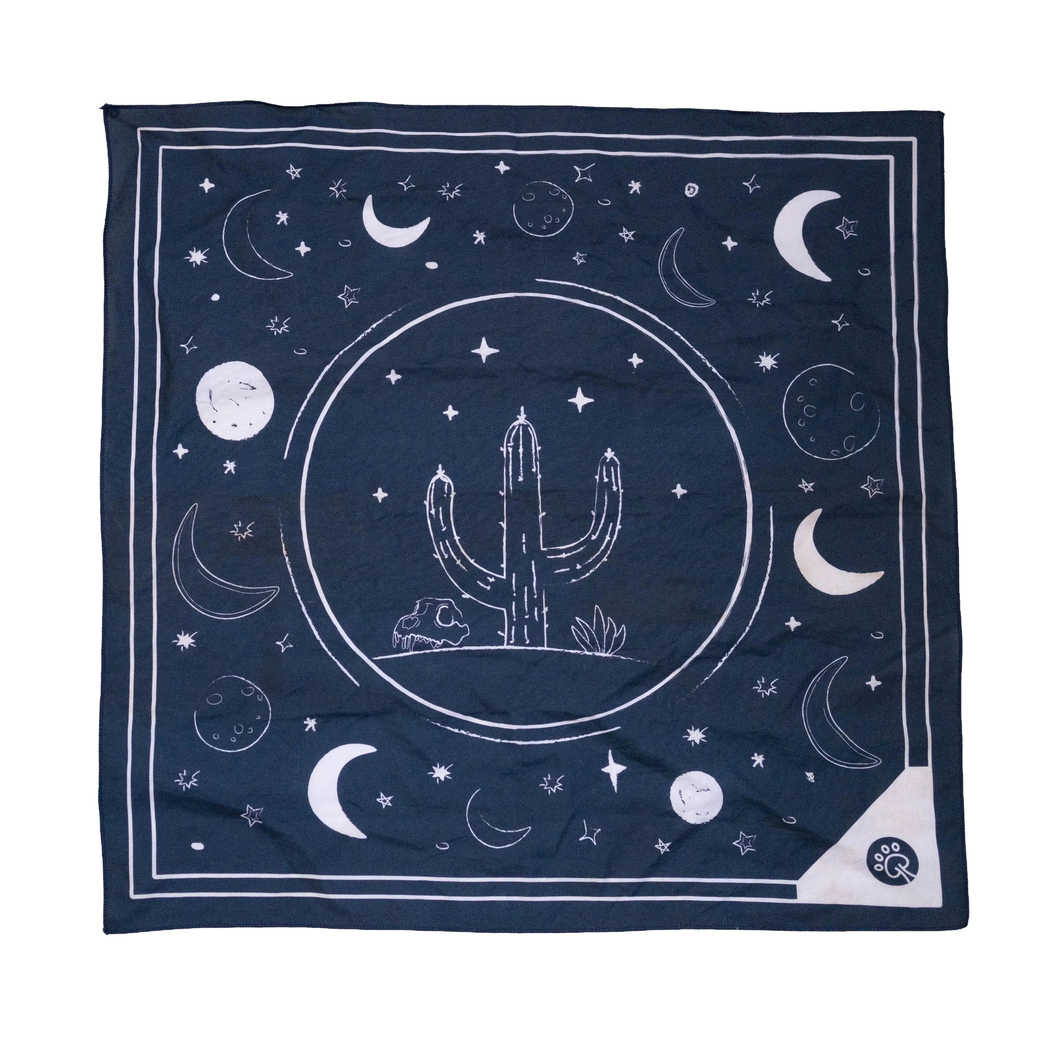 Bandana pour chien Desert Night posé à plat, montrant le motif complet, la forme et les détails du tissu.