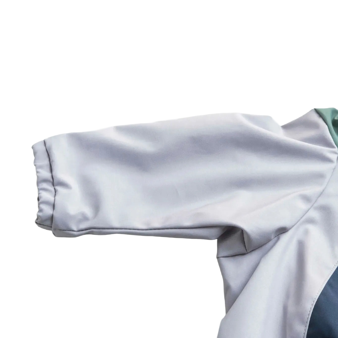 Gros plan de la manche d’un imperméable pour chien, montrant le design, la coupe et la protection pour les aventures en plein air.