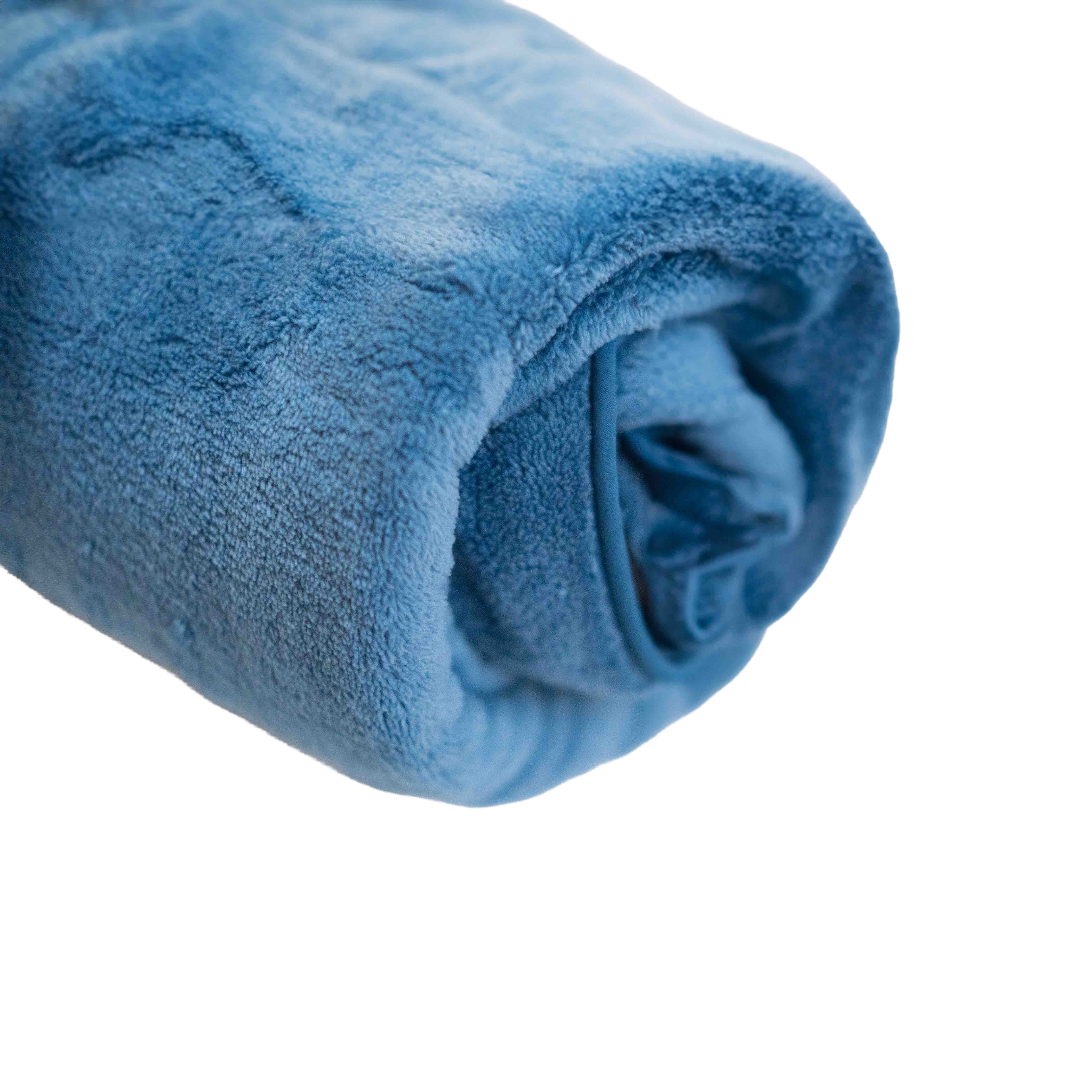 Manteau polaire léger et souple pour chien présenté en position roulée, mettant en valeur sa texture douce et douillette et son maintien sûr pour les chiens actifs en hiver.