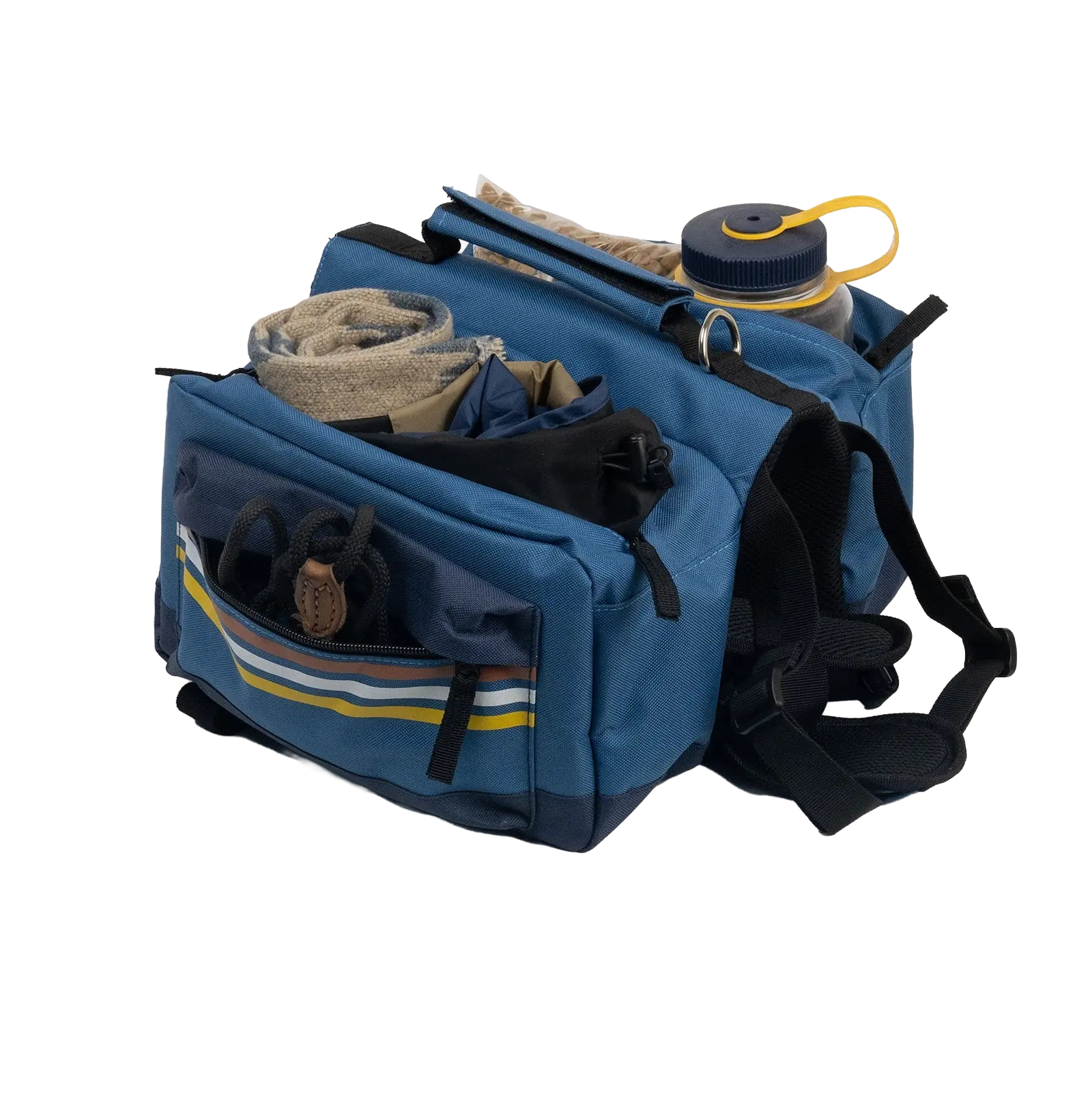 Sac à dos spacieux pour chien rempli d’essentiels de randonnée, soulignant sa grande capacité de rangement pour l’équipement de plein air.