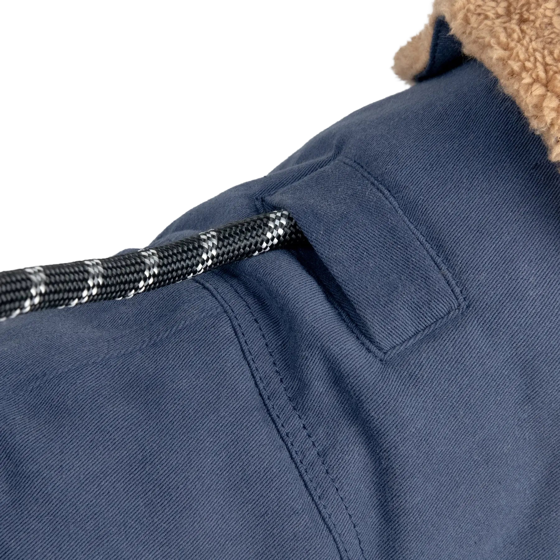 Veste d’hiver pour chien avec ouverture dorsale pour la laisse, facilitant l’attache au harnais et assurant confort et praticité lors des promenades par temps froid.