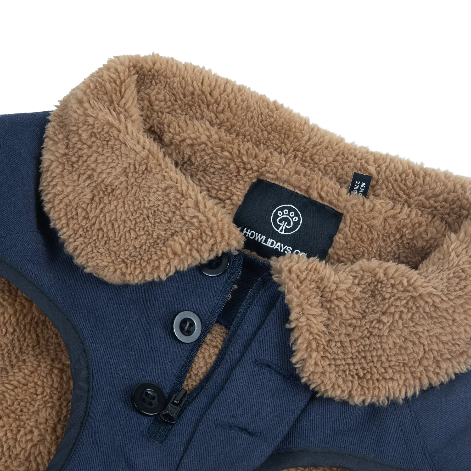 Gros plan d’une veste d’hiver pour chien avec fermeture éclair avant et boutons, conçue pour un habillage facile et un maintien sûr.